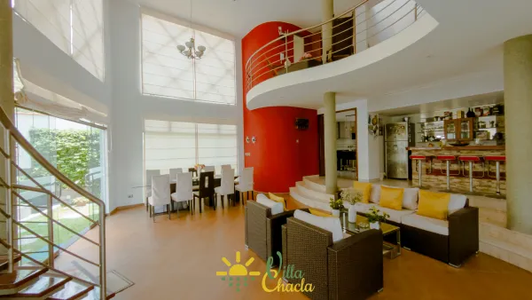 Un espacio interior impactante con doble altura y diseño moderno, ideal para cenas inolvidables y reuniones sociales.