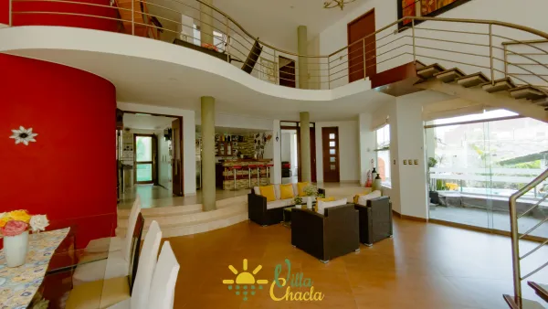 Habitación 1. Espacio funcional y cómodo. Cuenta con una cama de 2 plazas y una litera con dos camas de plaza 1/2, ideal para cuatro personas. Incluye baño privado, smart tv y toda la comodidad necesaria para un descanso óptimo.