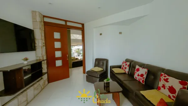 Refrescante piscina privada de diseño, en un entorno seguro y relajante, perfecta para días soleados y juegos acuáticos.