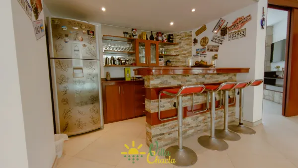 Habitación 2.Espacio de diseño moderno y vibrante. Equipada con una cómoda cama de 2 plazas, amplio armario y un escritorio funcional. Dispone de un baño completo privado, smart tv y acabados de madera que brindan calidez.