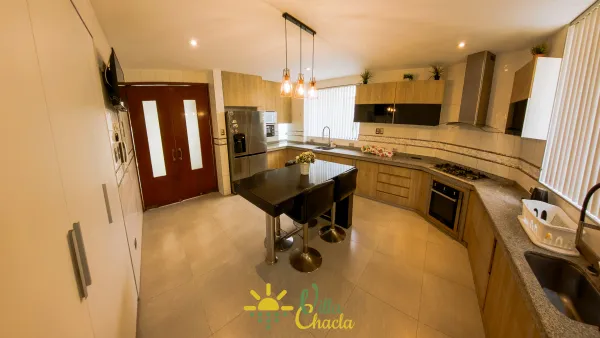 Habitación 3. Baño moderno y funcional con ducha de vidrio, manteniendo la frescura y la limpieza en todo momento.