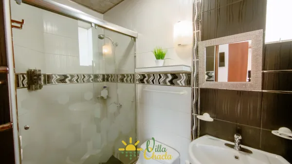 Espacio moderno y funcional con una mesa de comedor integrada, listo para que prepares y compartas deliciosas comidas.