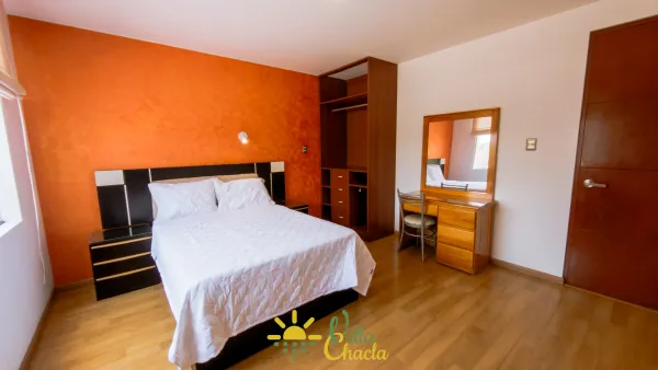 Habitación 1. Espacio funcional y cómodo. Cuenta con una cama de 2 plazas y una litera con dos camas de plaza 1/2, ideal para cuatro personas. Incluye baño privado, smart tv y toda la comodidad necesaria para un descanso óptimo.