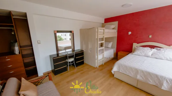 Disfruta de la comodidad de tener un bar completo con nevera y asientos altos, ideal para socializar.