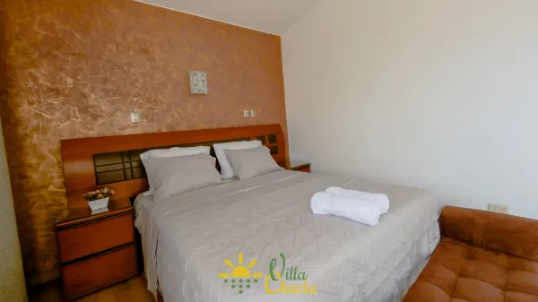 La gran isla negra es el centro de reunión, ideal para cocinar, servir y compartir momentos casuales.