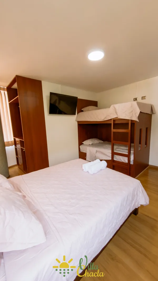 ÁHabitación 1. Espacio funcional y cómodo. Cuenta con una cama de 2 plazas y una litera con dos camas de plaza 1/2, ideal para cuatro personas. Incluye baño privado, smart tv y toda la comodidad necesaria para un descanso óptimo.